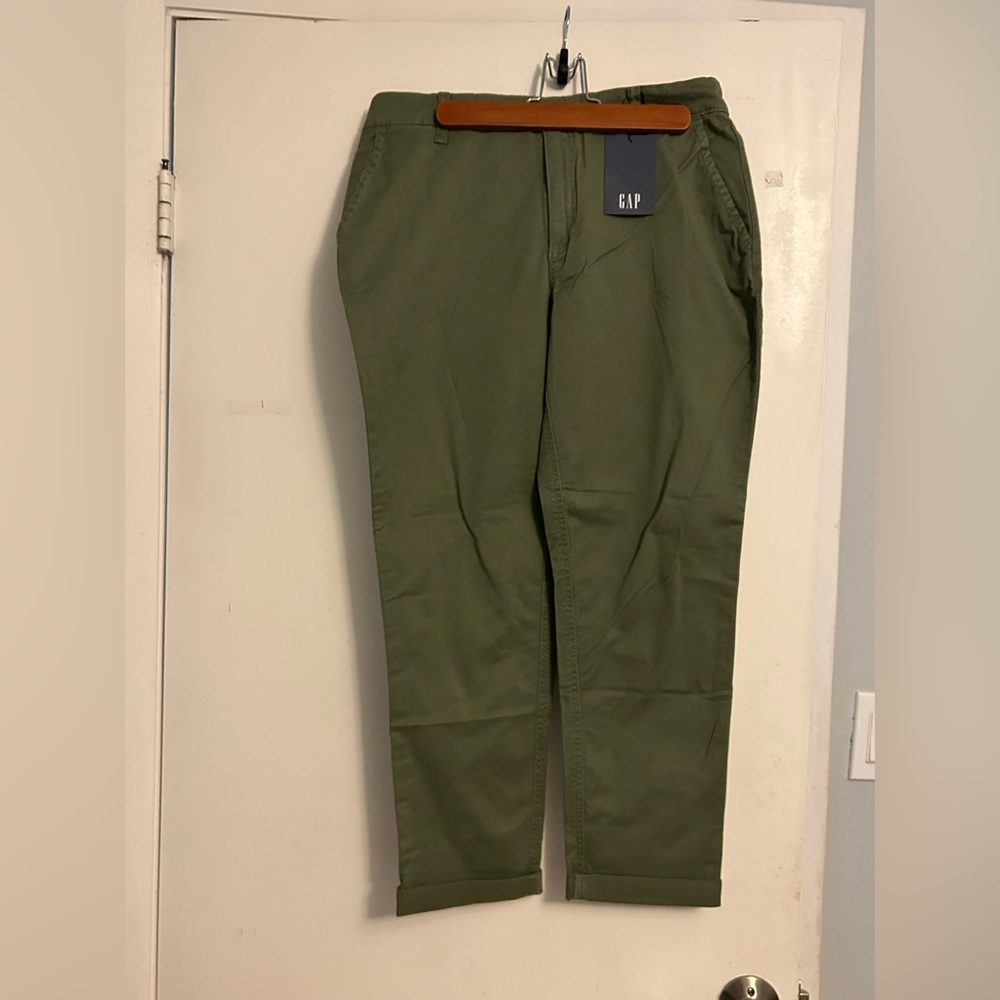 NWT GAP Size 8 Relaxed Girlfriend Chinos in olive green. Flat front.